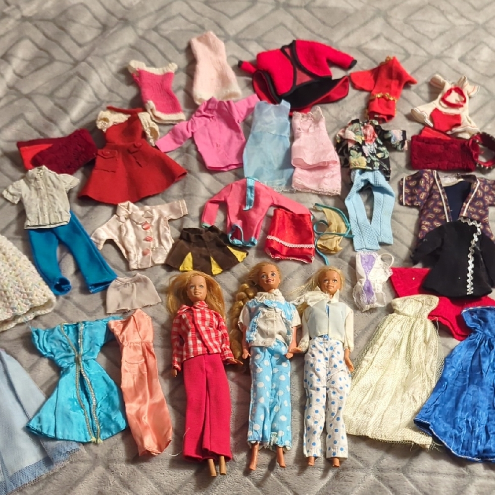 Vintage 1973 Malibu Barbies #1067 Bendable Knee's &  tropical barbie w/ clothing